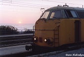 Langzaamaan ging de zon onder in de zee... Dit konden we niet onbenut laten dus reden we nog snel naar Longobardi waar de 7502 net werd opgestart om 's nachts ballast te lossen in de buurt van Paola. Het viel niet te verwachten dat net hier enkele maanden later dezelfde locomotief onbemand op hol zou slaan om 176km verder te Rutino  na een bewuste ontsporing aan het einde van een kopspoor tot stilstand te komen.